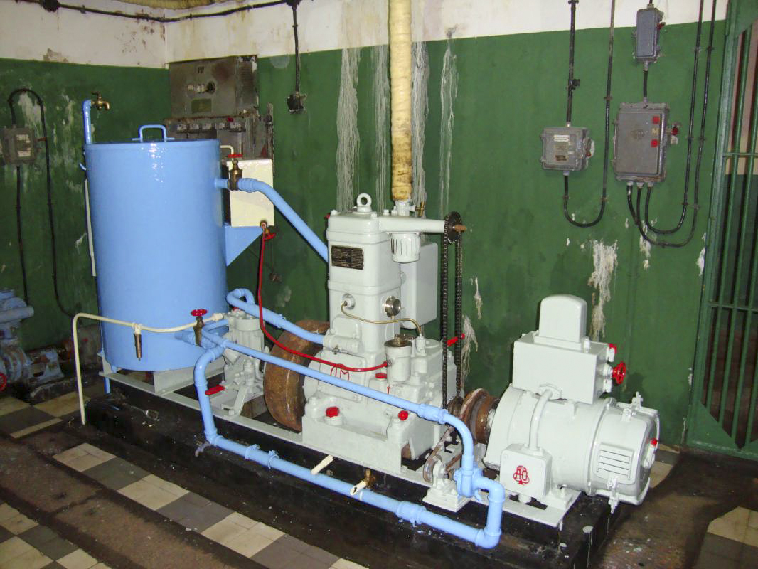 Ligne Maginot - SAINT GOBAIN - (Ouvrage d'infanterie) - L'usine électrique
Le groupe auxiliaire CLM 1PJ65 entrainant le compresseur assurant le gonflage des bouteilles d'air de lancement des moteurs de l'usine et une génératrice 110V continus pour l'éclairage de l'usine