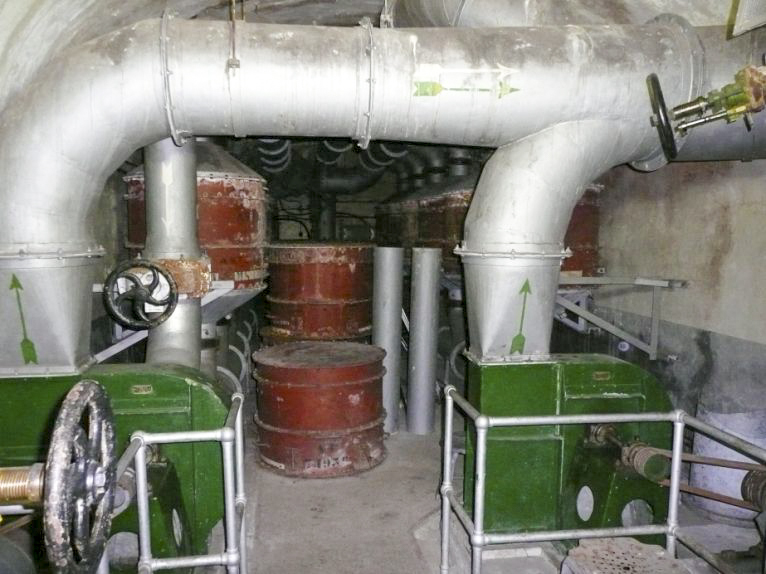 Ligne Maginot - SAINT GOBAIN - (Ouvrage d'infanterie) - Salle de neutralisation de l'ouvrage
De chaque cotés, les ventilateurs air gazé 