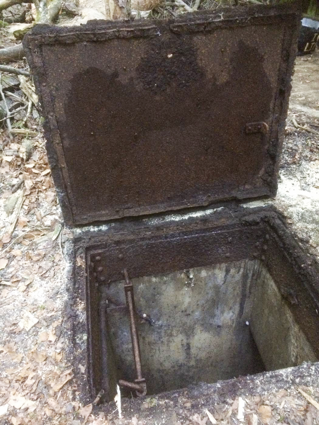 Ligne Maginot - 75T - (Chambre de coupure) - Trappe d'accès fortement rouillée mais manoeuvrable