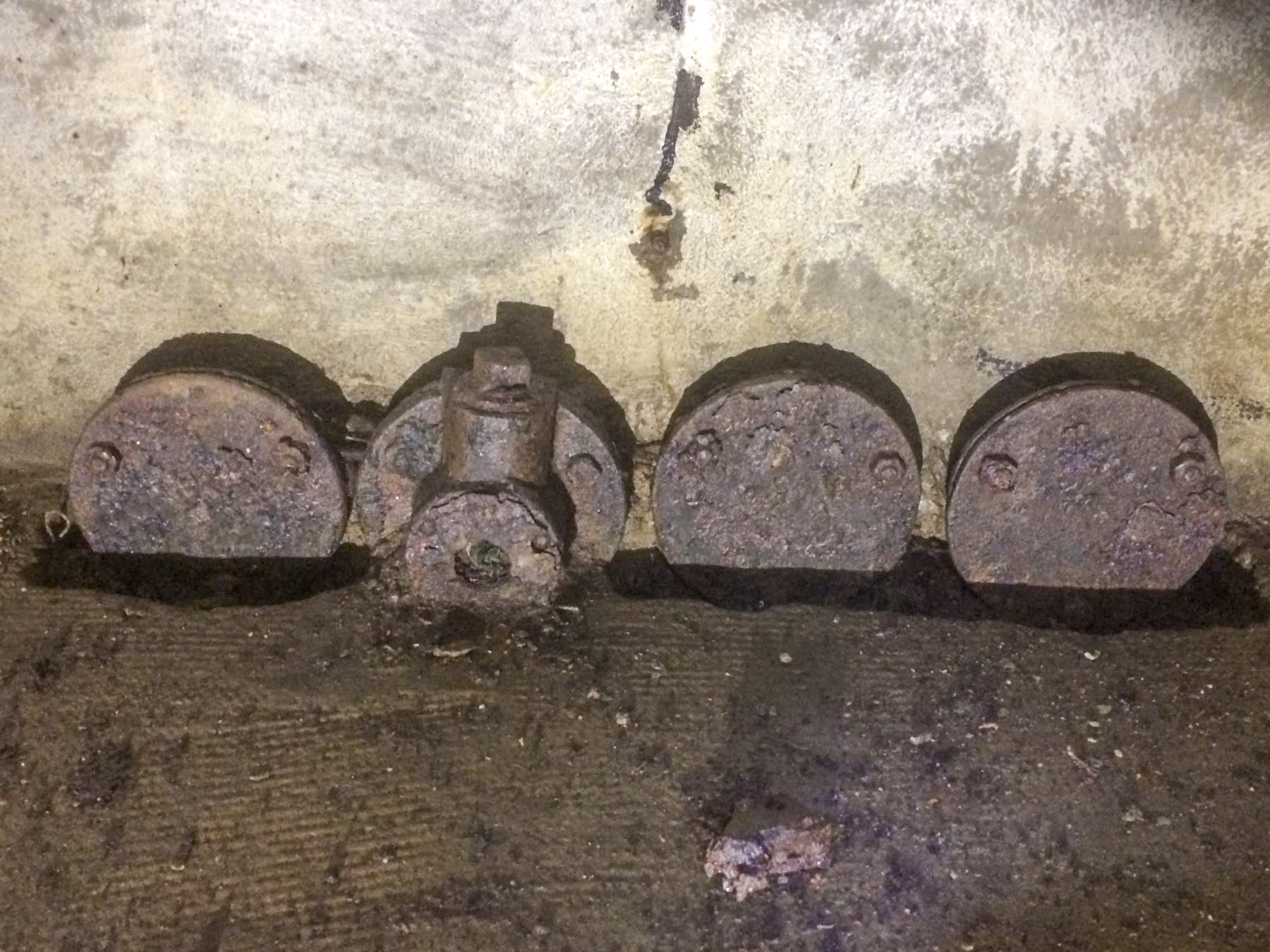 Ligne Maginot - 75T - (Chambre de coupure) - Les entrées de cables, parmi lesquelles seule une était utilisée