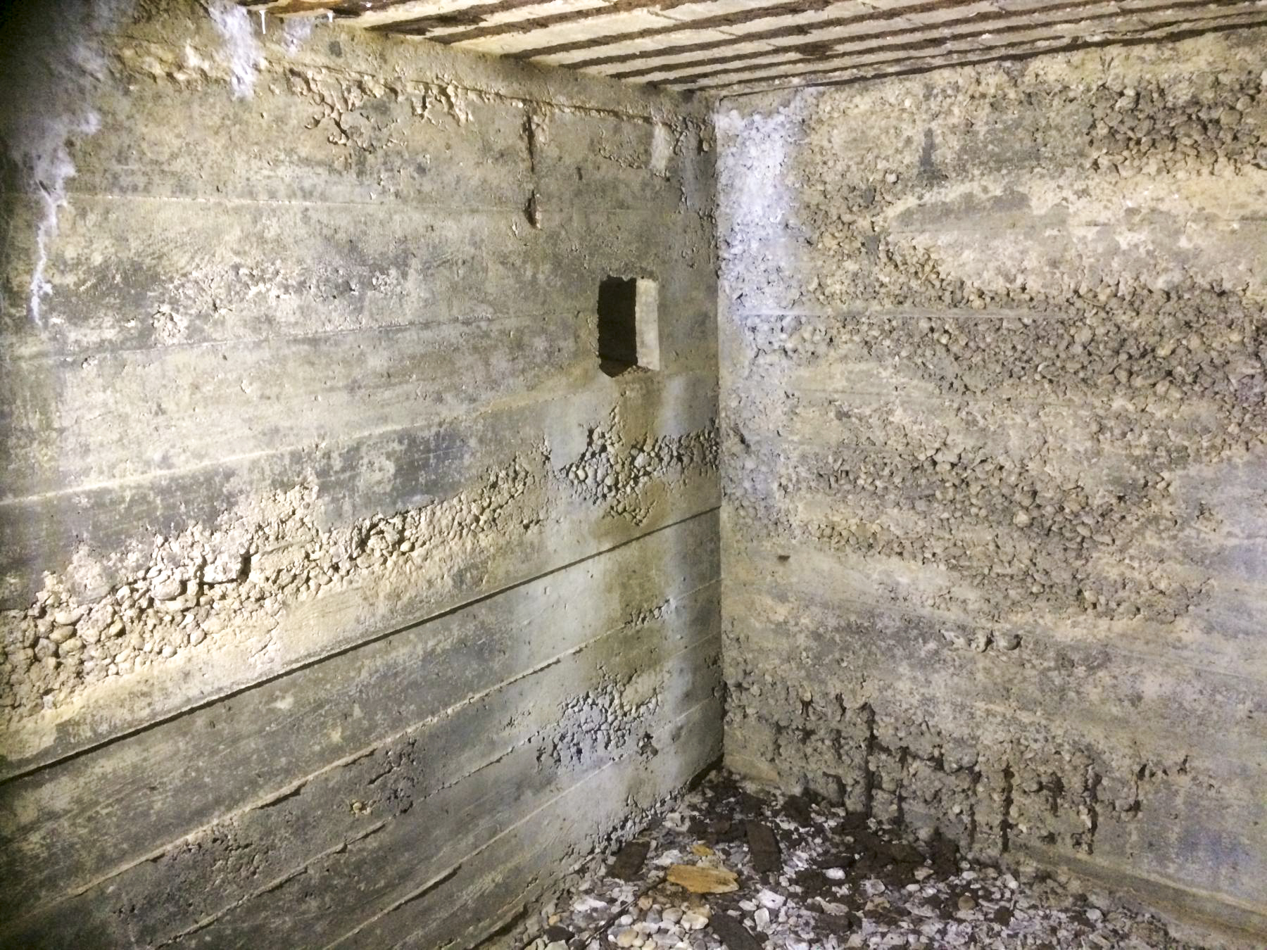 Ligne Maginot - O52 - SAINT MICHEL - (Observatoire d'artillerie) - Le béton est bien abimé par l'humidité - djdada