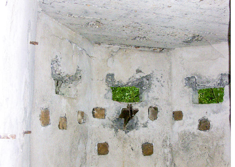 Ligne Maginot - 57 - STEINGIESSEN - (Blockhaus pour arme infanterie) - Vue des embrasures et du support d'arme