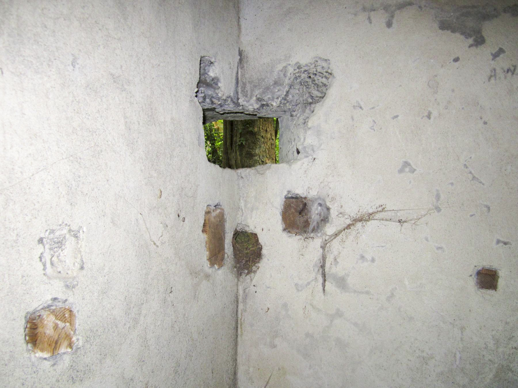 Ligne Maginot - 57 - STEINGIESSEN - (Blockhaus pour arme infanterie) - Créneau dans le coin de la chicane d'entrée, il couvre les arrières du bloc