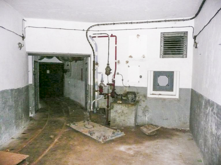 Ligne Maginot - SAPEY - (Ouvrage d'artillerie) - Le hall d'entrée
Avec en fond la pompe à gasoil permettant le refoulement de celui ci vers les cuves de l'ouvrage
