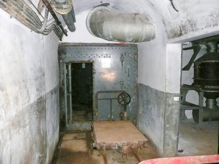 Ligne Maginot - SAPEY - (Ouvrage d'artillerie) - Sas  étanche permettant d'isoler le bloc d'entrée du reste de l'ouvrage en cas d'attaque par gaz.