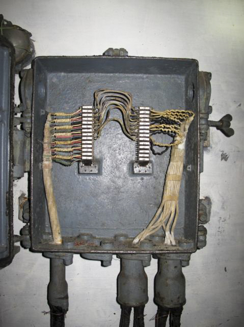Ligne Maginot - SAPEY - (Ouvrage d'artillerie) - Répartiteur téléphonique de l'entrée
Détail des connexions réalisées.