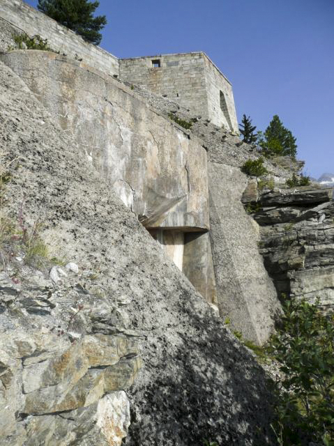 Ligne Maginot - SAPEY - (Ouvrage d'artillerie) - Bloc 2
Avec l'ancien Fort du Sapey en surplomb