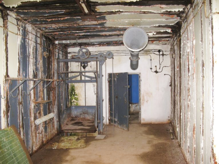 Ligne Maginot - SAPEY - (Ouvrage d'artillerie) - Bloc 2
Monte-charge pour la remontée des douilles vides. - ARMAND Patrick