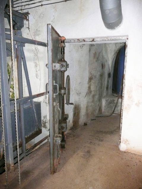 Ligne Maginot - SAPEY - (Ouvrage d'artillerie) - Bloc 2
Porte blindée et monte-charge.