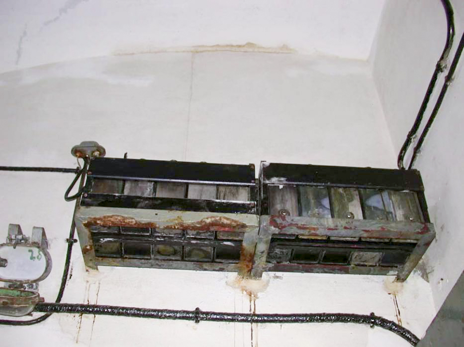 Ligne Maginot - SAPEY - (Ouvrage d'artillerie) - Bloc 4
Les batteries de secours des transmetteurs d'ordre, installation modernisée après guerre
