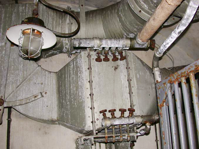 Ligne Maginot - SAPEY - (Ouvrage d'artillerie) - La batterie de chauffage alimentée par la chaudière, installée sur la prise d'air de l'ouvrage et destinée au réchauffage de l'air extérieur