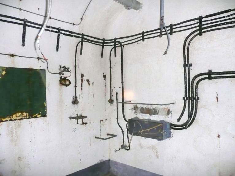 Ligne Maginot - SAPEY - (Ouvrage d'artillerie) - PC de l'ouvrage
Noter l'utilisation d'un central TM 32 mural non compatible avec les connexions multiples nécessaires aux centraux tir des PC d'artillerie. Ce central était vraisemblablement un central d'observation
