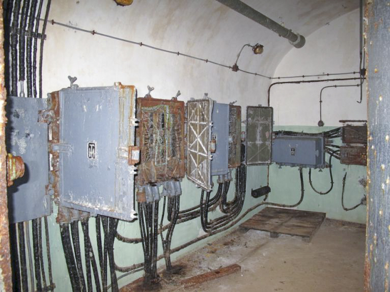 Ligne Maginot - SAPEY - (Ouvrage d'artillerie) - Central téléphonique
Répartiteurs principaux de l'ouvrage et boitiers de protection des centraux