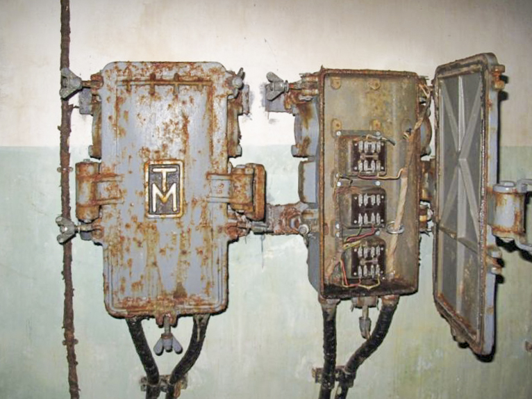 Ligne Maginot - SAPEY - (Ouvrage d'artillerie) - Central téléphonique
Boitiers de translateurs. 
L'utilisation de ces équipements spéciaux laisse deviner que le nombre de lignes extérieures n'est pas suffisant par rapport aux besoins de l'ouvrage.