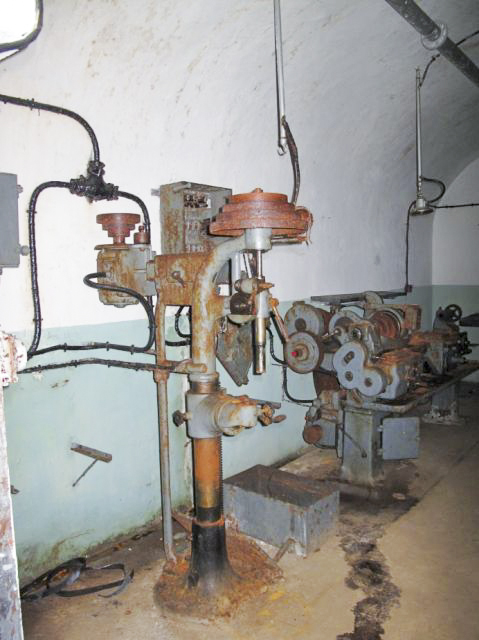 Ligne Maginot - SAPEY - (Ouvrage d'artillerie) - Atelier Artillerie Génie
Le tour et la perceuse