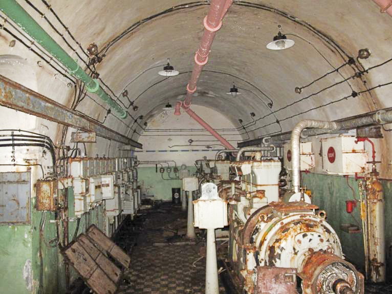 Ligne Maginot - SAPEY - (Ouvrage d'artillerie) - L'usine électrique
Les vandales et le temps ont fait leur oeuvre