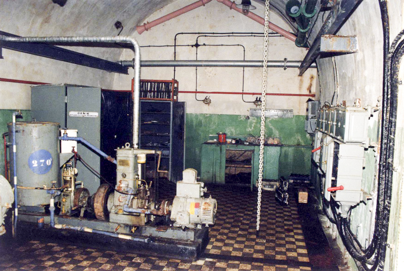Ligne Maginot - SAPEY - (Ouvrage d'artillerie) - L'usine électrique (État en 1993)
Le groupe auxiliaire CLM 1PJ65 avec le compresseur à air pour le démarrage des moteurs et la génératrice alimentant l'éclairage de secours