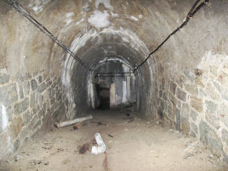Ligne Maginot - SAPEY - (Ouvrage d'artillerie) - Galeries de l'ancien fort du Sapey  réutilisées dans l'ouvrage Maginot
Il s'agit de la galerie reliant les blocs 2 et 3, coté bloc 3