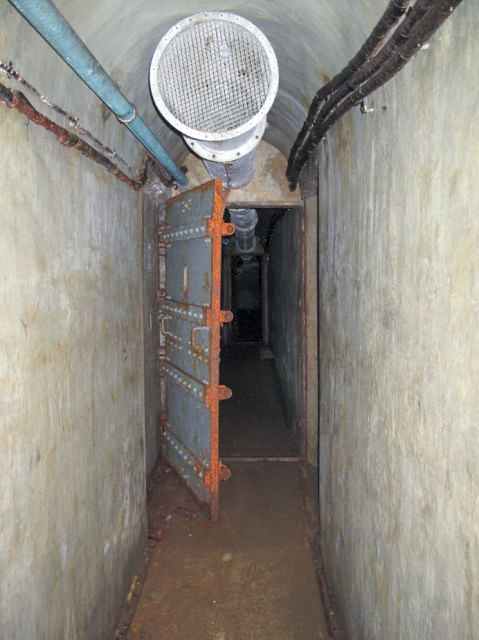 Ligne Maginot - SAPEY - (Ouvrage d'artillerie) - Entrée depuis l'ancien abri caverne Séré de Rivières extérieur au fort.
Cette entrée-issue de secours se trouve au fond de l'abri
Les cables au plafond sont les arrivées de téléphone desservant l'ouvrage