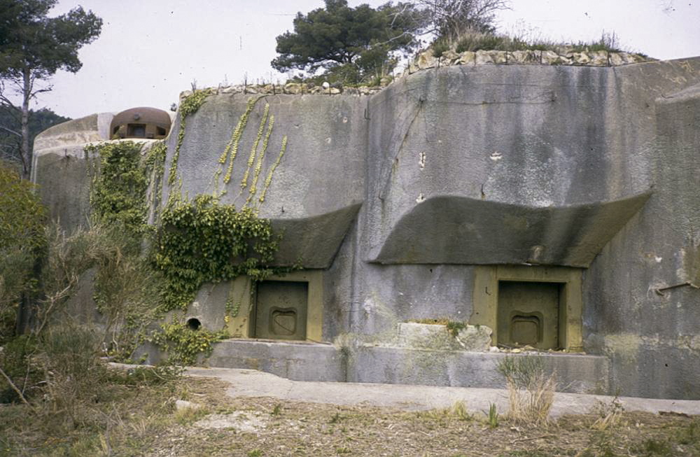 Ligne Maginot - ROQUEBRUNE - CORNILLAT - (Ouvrage d'artillerie) - Bloc 2
Les deux créneaux de 75 mle 31