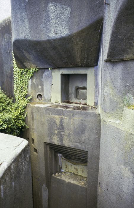 Ligne Maginot - ROQUEBRUNE - CORNILLAT - (Ouvrage d'artillerie) - Bloc 2
Créneau de mortier de 81 en partie inférieure, créneau de 75 mle 31 en partie supérieure