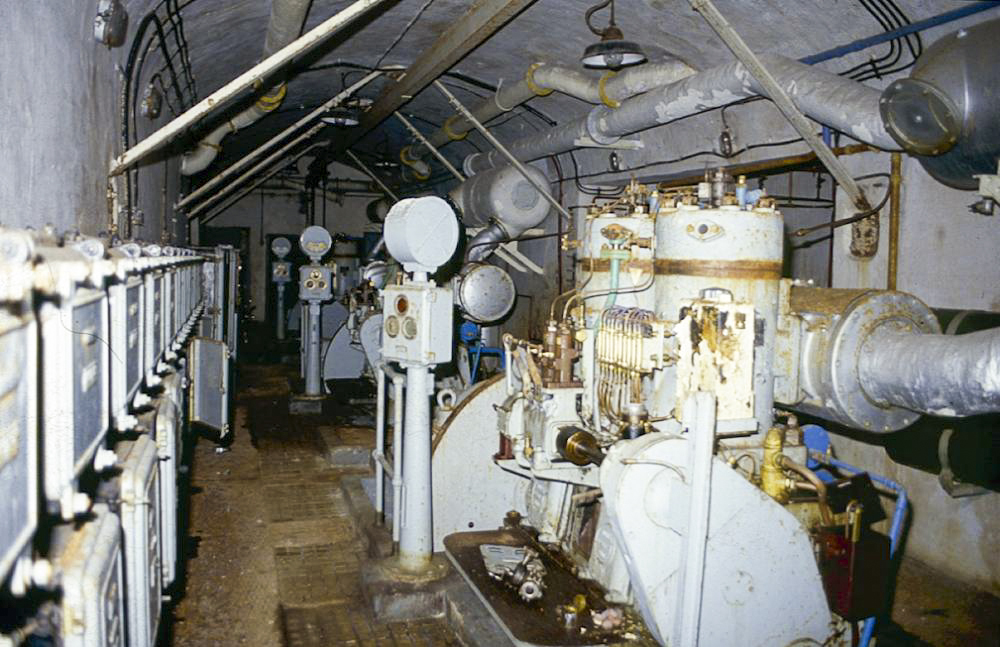 Ligne Maginot - ROQUEBRUNE - CORNILLAT - (Ouvrage d'artillerie) - L'usine électrique
Moteur diesel Alsthom de 89 CV et alternateur Alsthom