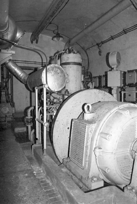 Ligne Maginot - ROQUEBRUNE - CORNILLAT - (Ouvrage d'artillerie) - L'usine électrique
Moteur diesel Alsthom de 89 CV et alternateur Alsthom
