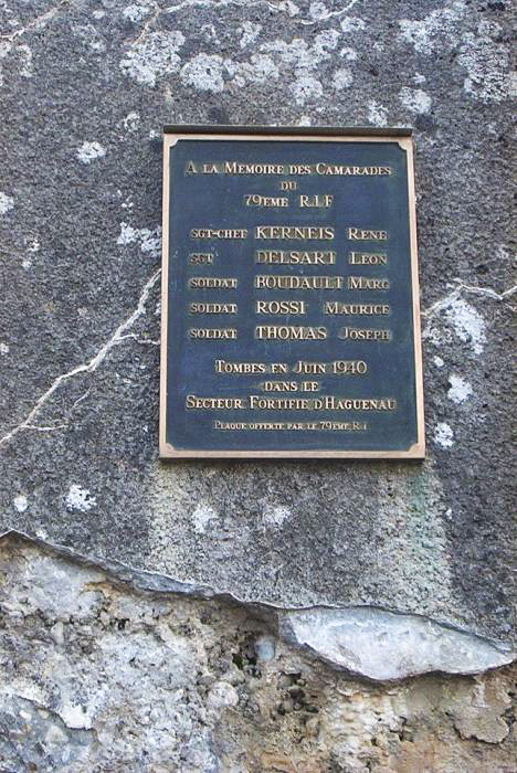 Ligne Maginot - OBERROEDERN SUD - RIEFFEL - (Casemate d'infanterie - Double) - Plaque en mémoire des morts du 79° RIF lors des combats de Juin 1940 dans le SFH