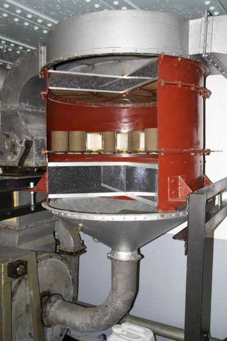 Ligne Maginot - OBERROEDERN SUD - RIEFFEL - (Casemate d'infanterie - Double) - Eclaté d'un filtre type SP 36
Les trois étages de filtration sont visibles, Grossière en haut, papier au milieu et charbon actif en partie basse