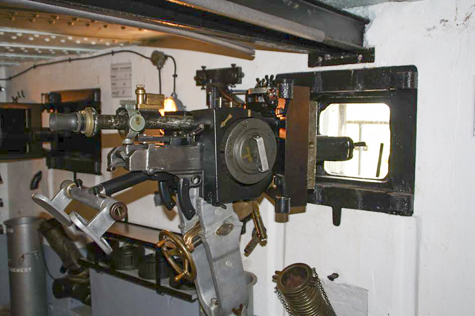 Ligne Maginot - OBERROEDERN SUD - RIEFFEL - (Casemate d'infanterie - Double) - Chambre de tir Sud
Jumelage de mitrailleuses Reibel MAC 31 partiellement effacé 
