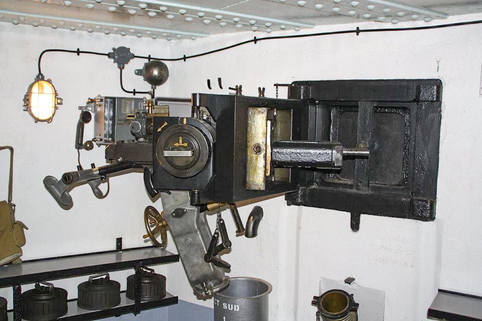 Ligne Maginot - OBERROEDERN SUD - RIEFFEL - (Casemate d'infanterie - Double) - Chambre de tir Sud
Jumelage de mitrailleuses Reibel MAC 31 effacé  