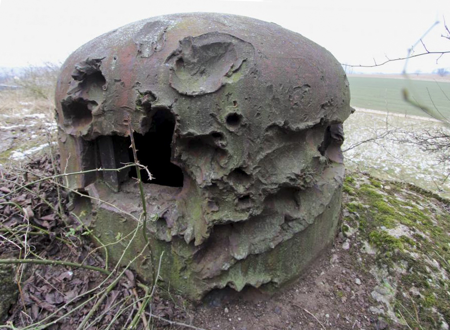 Ligne Maginot - OBERROEDERN NORD - (Casemate d'infanterie - Double) - La cloche GFM Nord Ouest labourée par les tirs de PAK allemand