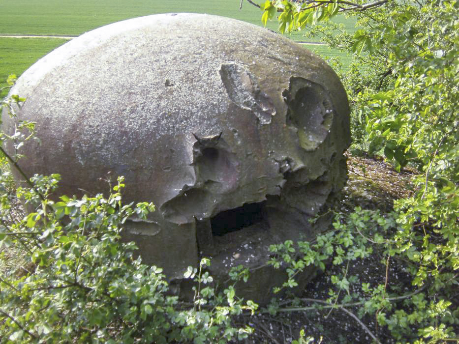 Ligne Maginot - OBERROEDERN NORD - (Casemate d'infanterie - Double) - La cloche GFM Nord Ouest labourée par les tirs de PAK allemand