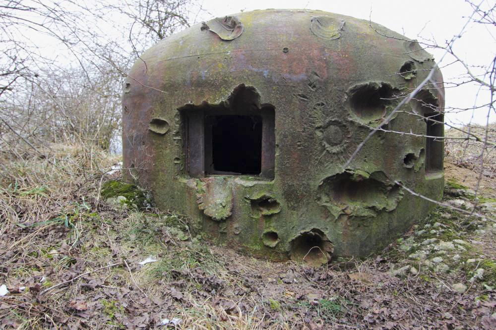 Ligne Maginot - OBERROEDERN NORD - (Casemate d'infanterie - Double) - La cloche GFM Sud Est labourée par les tirs de PAK allemand et sur laquelle ces derniers se sont moins acharnés.