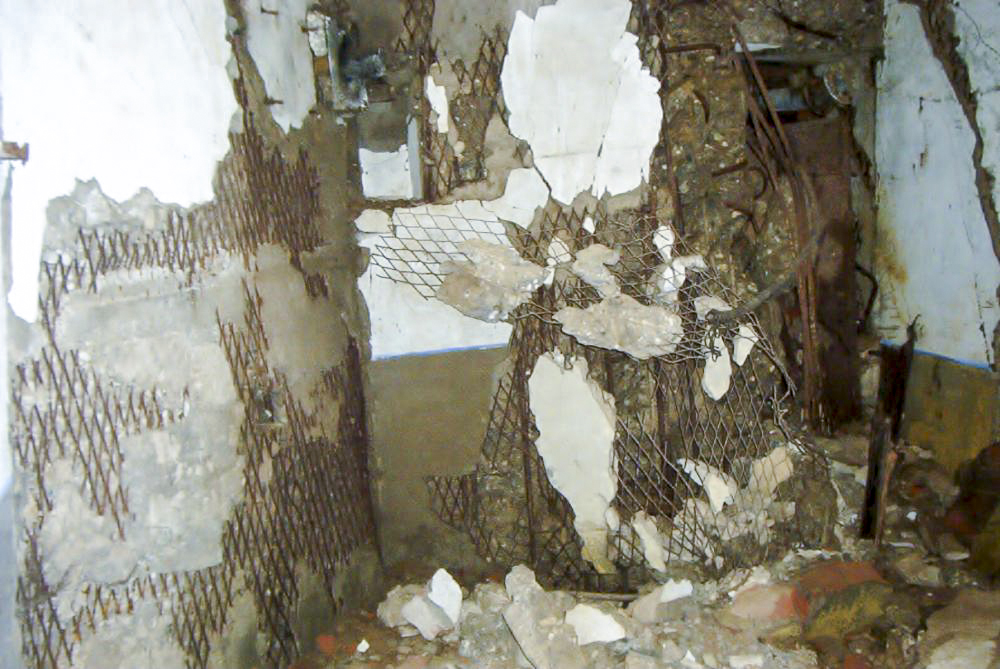 Ligne Maginot - OBERROEDERN NORD - (Casemate d'infanterie - Double) - L'étage inférieur : dégâts causés par l'explosion d'une bombe de Stuka dans le fossé diamant