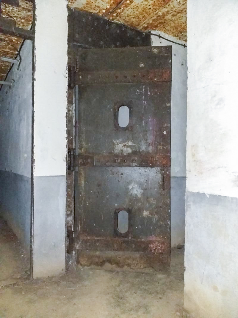 Ligne Maginot - BOIS de HOFFEN Ouest ( Casemate d'infanterie ) - Deuxième porte blindée au bout du couloir