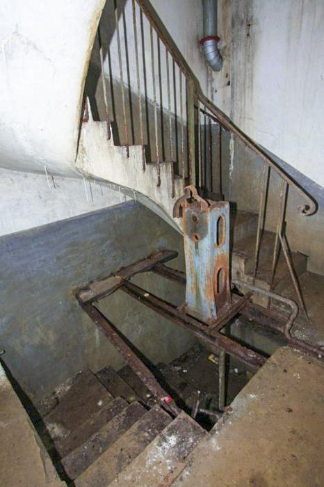 Ligne Maginot - Casemate de Hoffen Ouest - La cage d'escalier  au dernier niveau utilisé.
Une pompe de puisage destinée à l'alimentation en eau de la casemate a été installée.
(Disparue en 2019)