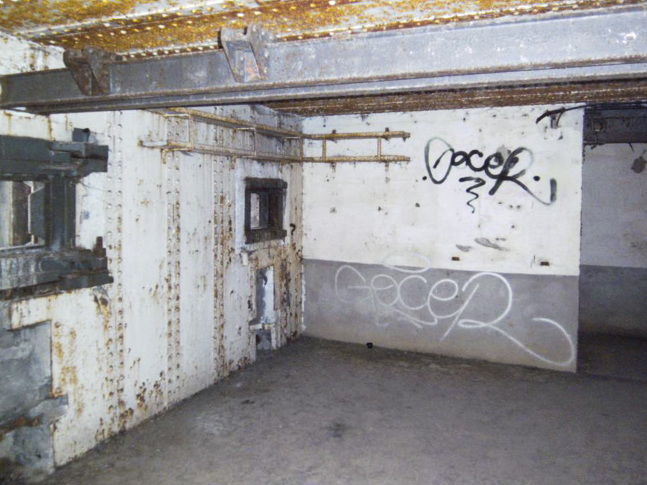 Ligne Maginot - BOIS de HOFFEN Ouest ( Casemate d'infanterie ) - La chambre de tir de l'étage supérieur avec le créneau pour canon et son bi-rail au premier plan