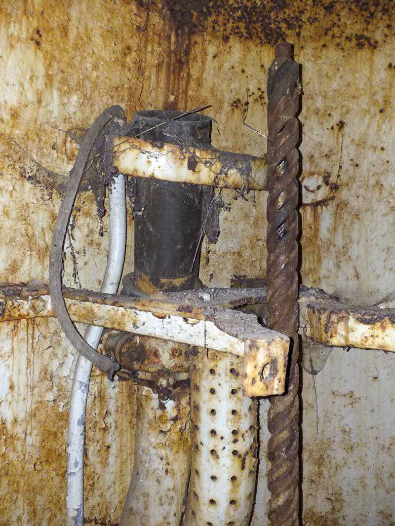 Ligne Maginot - BOIS de HOFFEN Ouest (Casemate d'infanterie) - Partie supérieure de la vis sans fin, conduit d'évacuation des douilles, conduit de ventilation