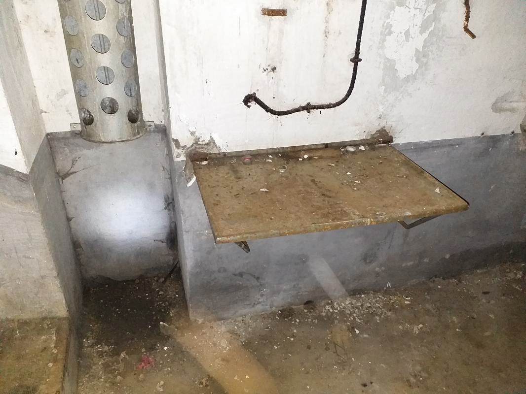 Ligne Maginot - BOIS de HOFFEN Ouest (Casemate d'infanterie) - Tablette rabattable dans chambre de tir mortier de 81 - Gregory Fuchs