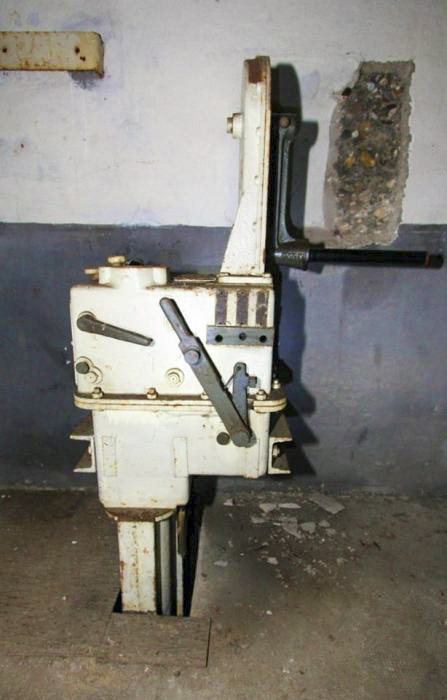 Ligne Maginot - BOIS de HOFFEN Ouest (Casemate d'infanterie) - La chambre de tir de l'étage inférieur, 
Les norias permettant l'approvisionnement en munitions depuis le magasin situé un étage en dessous
Détail