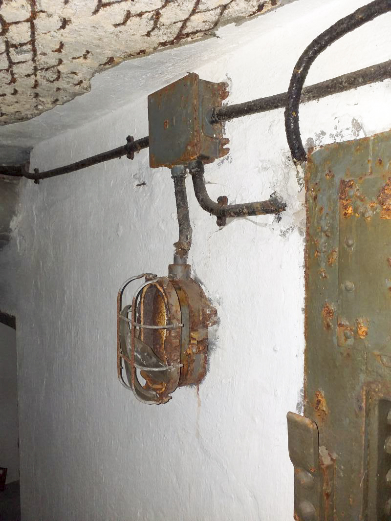 Ligne Maginot - BOIS de HOFFEN Ouest (Casemate d'infanterie) - Éclairage couloir étage intermédiaire - Gregory Fuchs