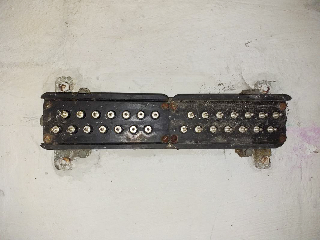 Ligne Maginot - BOIS de HOFFEN Ouest (Casemate d'infanterie) - Bornier dans salle des filtres