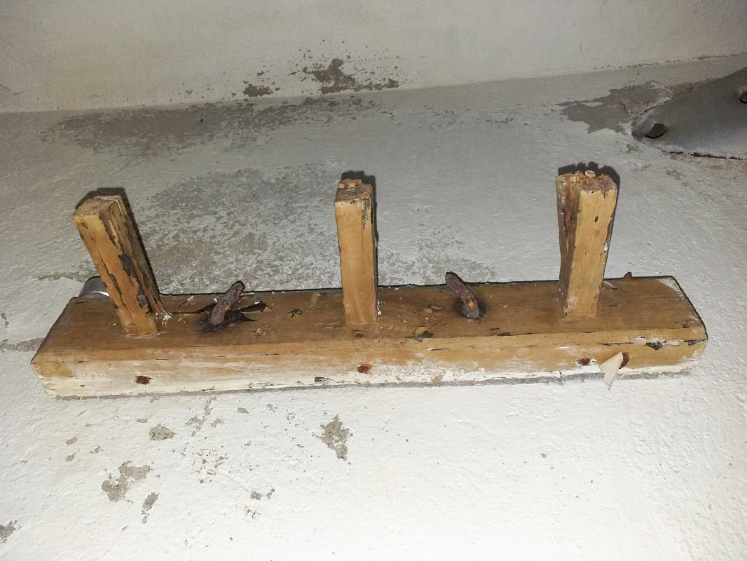 Ligne Maginot - BOIS de HOFFEN Ouest (Casemate d'infanterie) - Porte manteau dans une chambre d'officier