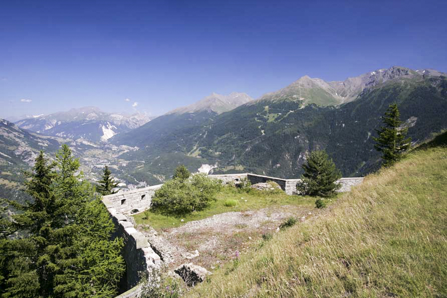 Ligne Maginot - SAPEY (30° DBAF ET 164° RAP) - (PC de Sous-Secteur) - La caponnière n°5 avec Modane en contrebas