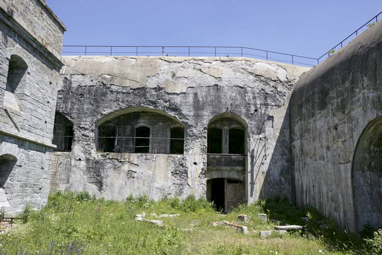 Ligne Maginot - SAPEY (30° DBAF ET 164° RAP) - (PC de Sous-Secteur) - La caserne à l'épreuve de la bombe, avec sa carapace béton rajoutée