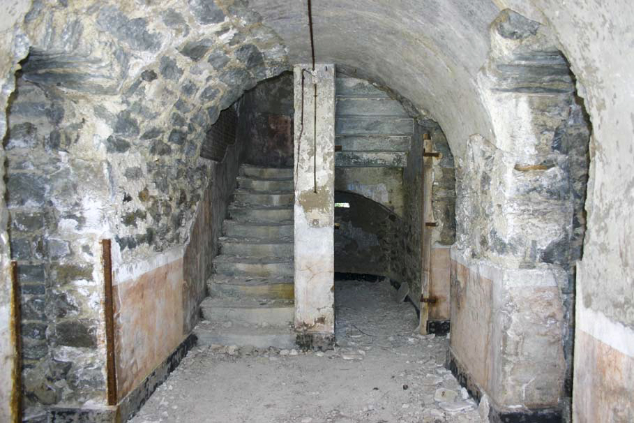 Ligne Maginot - SAPEY (30° DBAF ET 164° RAP) - (PC de Sous-Secteur) - L'escalier donnant accès au premier étage