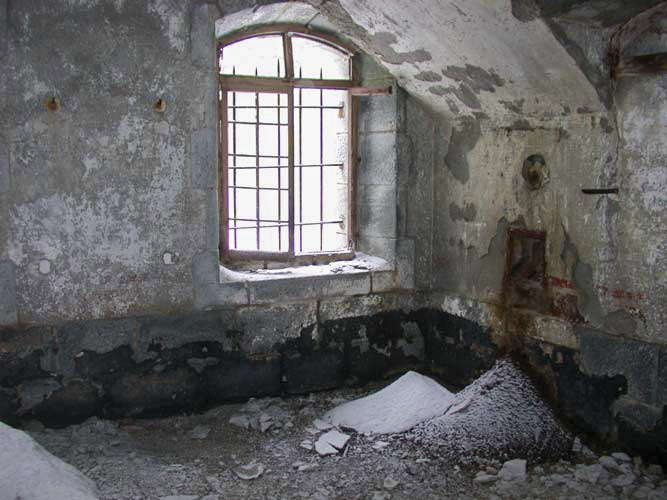 Ligne Maginot - SAPEY (30° DBAF ET 164° RAP) - (PC de Sous-Secteur) - Chambre de troupe de la caserne centrale, fenêtre coté cour