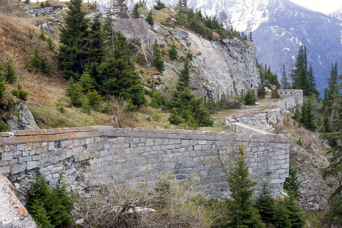 Ligne Maginot - SAPEY (REDOUTE DU) - (Position d'artillerie préparée) - Etat en 1984, avant éboulement du terrain. Le casernement sous roc est bien visible