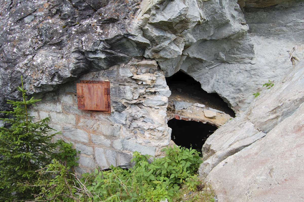 Ligne Maginot - SAPEY (REDOUTE DU) - (Position d'artillerie préparée) - L'entrée de chambre de tir pour la défense du pont-levis
Éboulement de roc